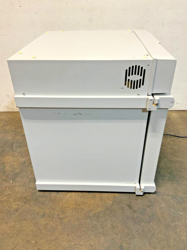 Fisher Scientific Model 625D 11-690-625D Isotemp Laboratory Incubator 0-75C